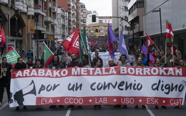 Cabecera de la manifestaci&oacute;n que este mediod&iacute;a ha recorrido el centro de Gasteiz.