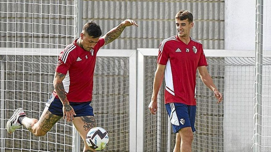 Aimar Oroz observa al Chimy Ávila, en el entrenamiento matinal de ayer en Tajonar.