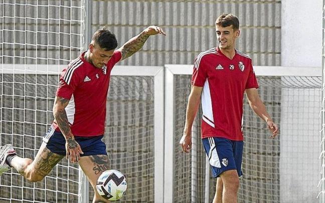 Aimar Oroz observa al Chimy Ávila, en el entrenamiento matinal de ayer en Tajonar.