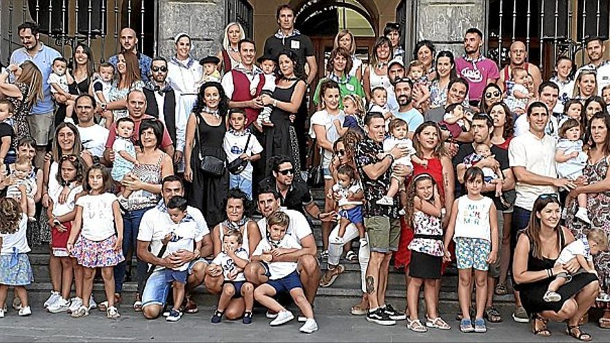 Foto en grupo de los nacidos desde septiembre de 2019, con sus familiares, que lucieron con orgullo su primer pañuelo festivo. | FOTOS: SUSANA MARTÍN