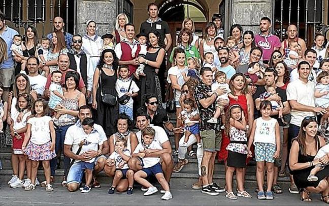 Foto en grupo de los nacidos desde septiembre de 2019, con sus familiares, que lucieron con orgullo su primer pañuelo festivo. | FOTOS: SUSANA MARTÍN