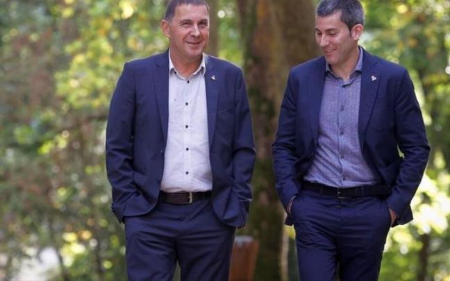 Arnaldo Otegi y Arkaitz Rodríguez durante la declaración de Aiete en octubre de 2021 Arnaldo Otegi y Arkaitz Rodríguez durante la declaración de Aiete en octubre de 2021