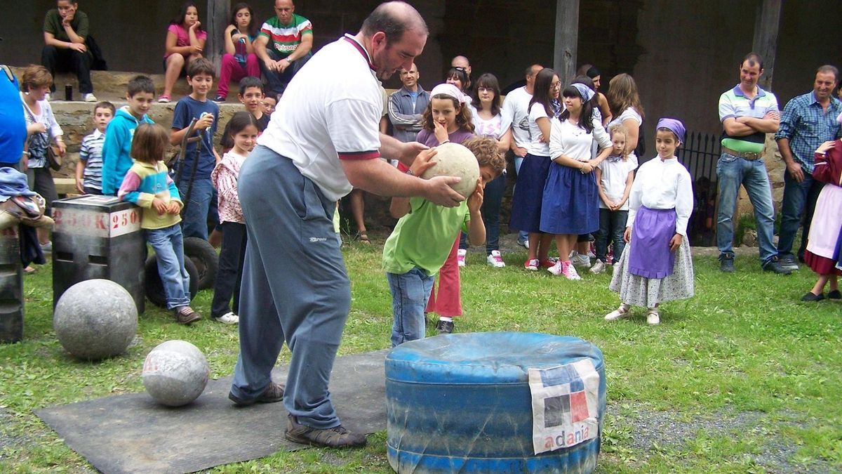 Exhibición de herri kirolak en la campa.