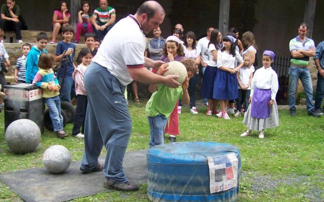 Exhibición de herri kirolak en la campa.