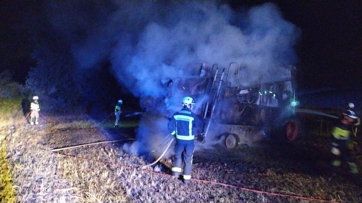 Los Bomberos de Álava sofocan el incendio de una cosechadora en San Miguel, localidad del municipio de Ribera Alta.