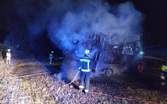Los Bomberos de Álava sofocan el incendio de una cosechadora en San Miguel, localidad del municipio de Ribera Alta. Los Bomberos de Álava sofocan el incendio de una cosechadora en San Miguel, localidad del municipio de Ribera Alta.