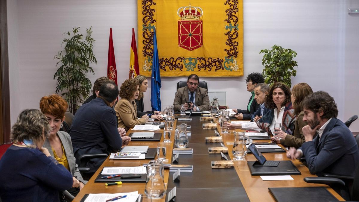 Un momento de la Mesa y Junta de Portavoces del Parlamento de Navarra este lunes.