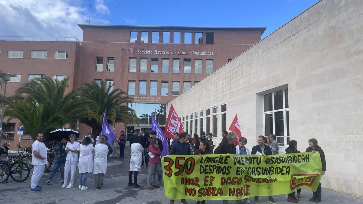Protesta de LAB a las puertas del edificio de consultas Príncipe de Viana, en el HUN