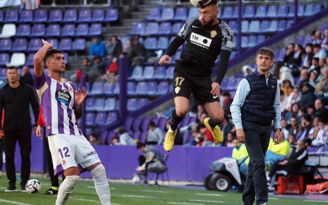 Pacheta observa desde la banda el desarrollo del juego del último partido de su Valladolid, que fue frente al Elche (2-1).