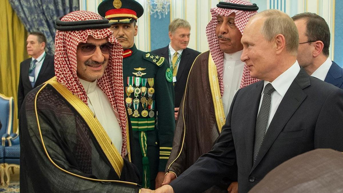 El multimillonario príncipe saudí Al Waleed bin Talal, junto a Vladimir Putin.