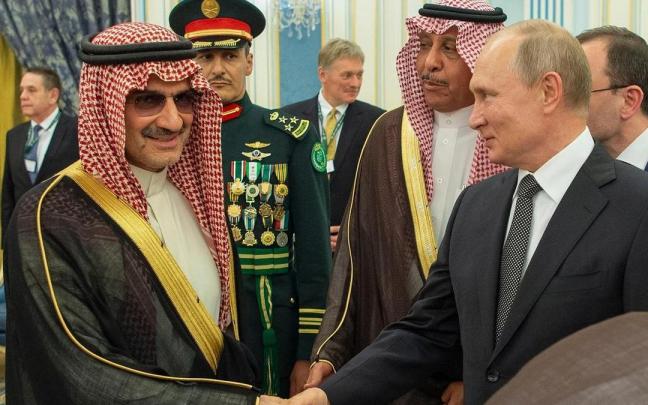 El multimillonario pr&iacute;ncipe saud&iacute; Al Waleed bin Talal, junto a Vladimir Putin.