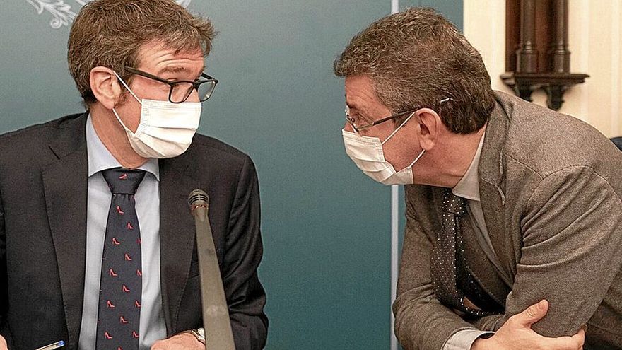 Gorka Urtaran e I&ntilde;aki Gurtubai en un Pleno extraordinario del Ayuntamiento de Vitoria. | FOTO: ALEX LARRETXI