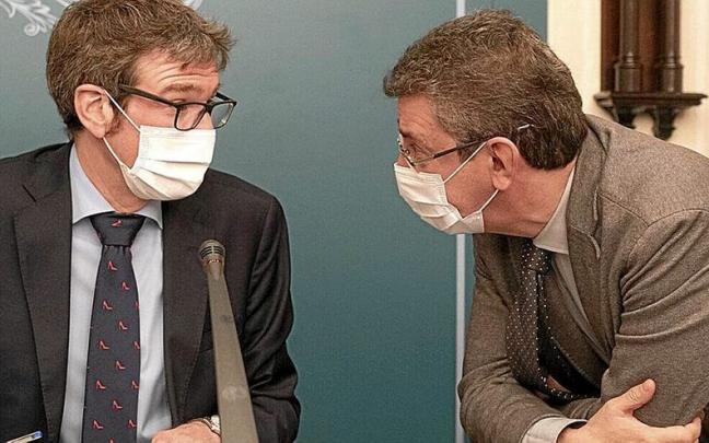 Gorka Urtaran e I&ntilde;aki Gurtubai en un Pleno extraordinario del Ayuntamiento de Vitoria. | FOTO: ALEX LARRETXI