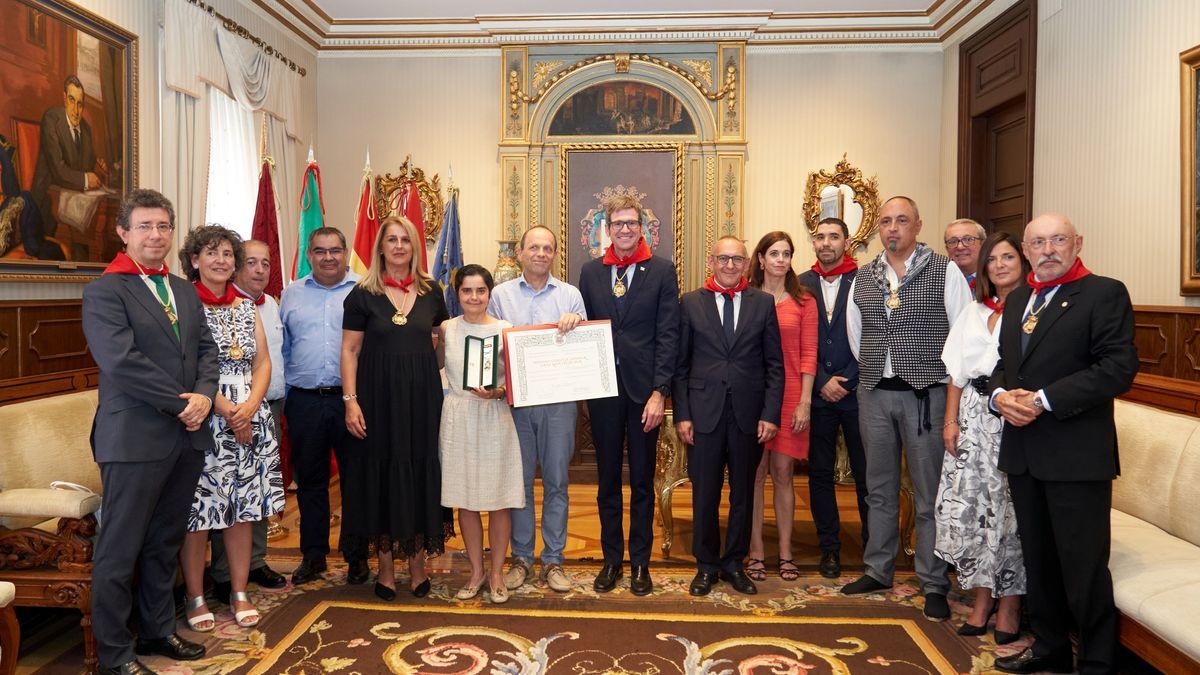 La Corporación municipal junto a los representantes de la Cruz Roja en Álava