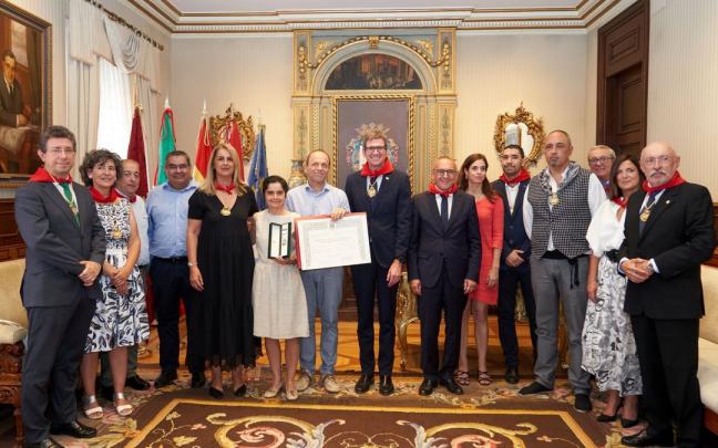 La Corporación municipal junto a los representantes de la Cruz Roja en Álava La Corporación municipal junto a los representantes de la Cruz Roja en Álava