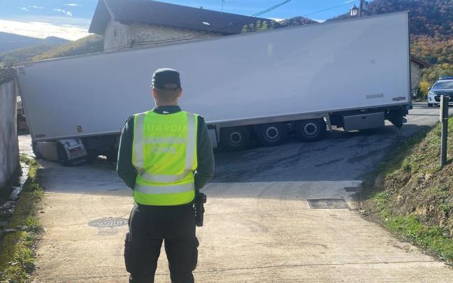 Un agente contempla el camión atascado. Un agente contempla el camión atascado.