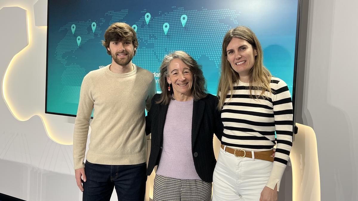 El joven becado Javier Olaizola, la concejala Marisol Garmendia y la representante de Polymat, Mónica Moreno, en la presentación de las becas.