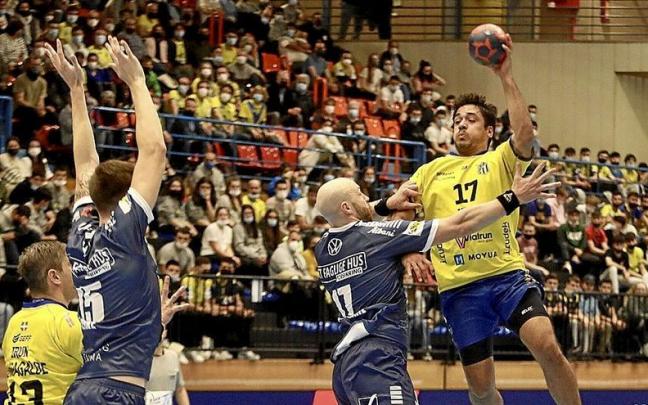 Un lance del partido jugado el pasado marzo contra el GOG danés. | FOTO: JAVI COLMENERO