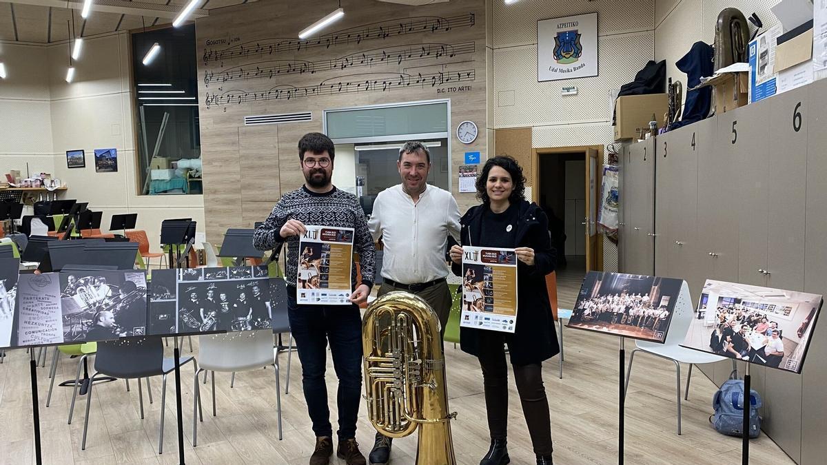 Los organizadores Aitor Hernández y Agustín Jiménez con la edil de Cultura, Eneritz Albizu.