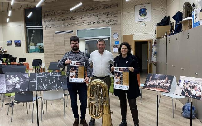 Los organizadores Aitor Hern&aacute;ndez y Agust&iacute;n Jim&eacute;nez con la edil de Cultura, Eneritz Albizu.