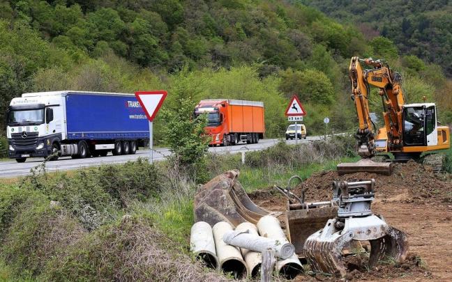 Tramo en obras de la N-121-A en Anué. Tramo en obras de la N-121-A en Anué.