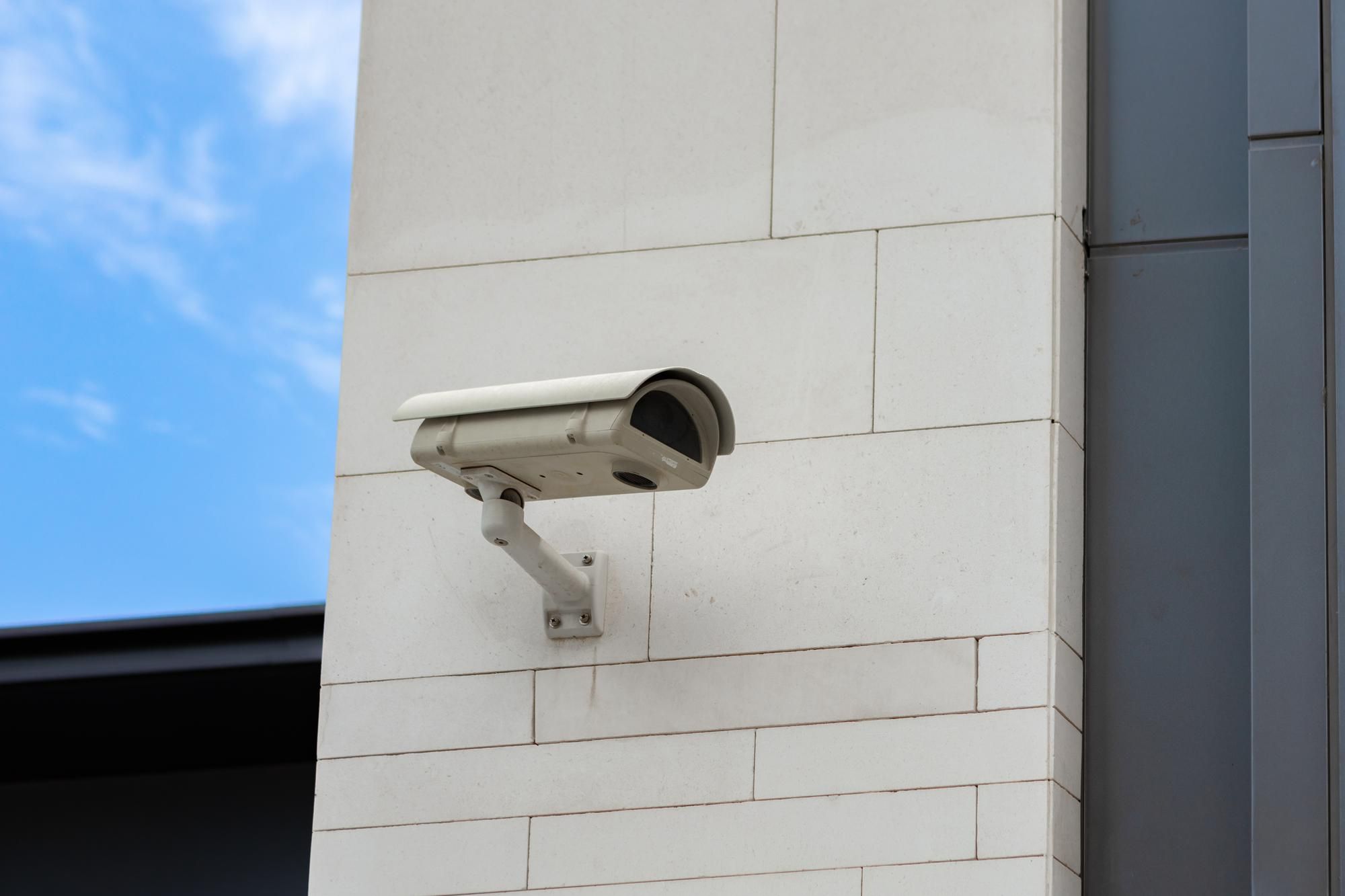Cámara de vigilancia colocada en el exterior de una vivienda.