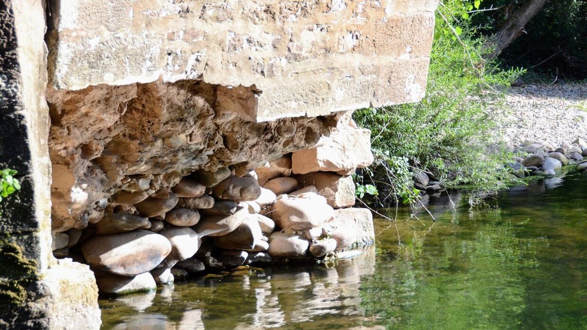 La base del pilar ha sufrido un gran deterioro.