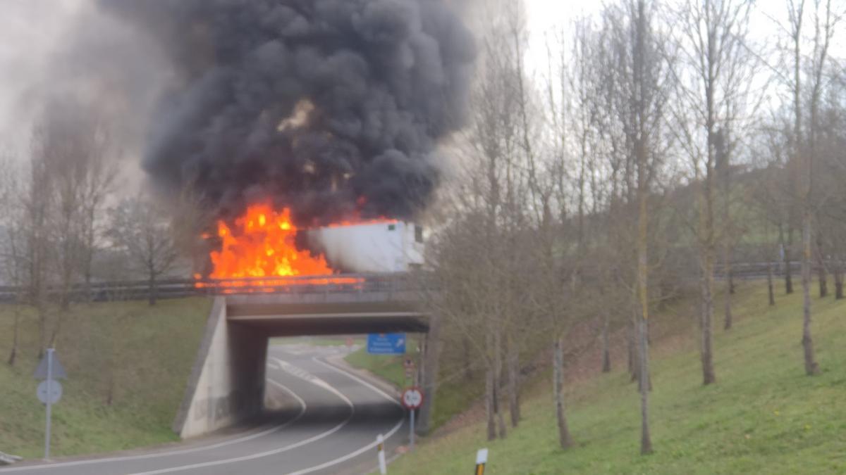 Incendio de un camión en la N-I a su paso por Idiazabal.