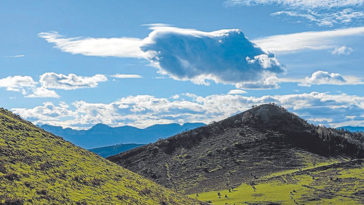 Vista de la cumbre de Celadilla desde la subida a Espaldaseca.