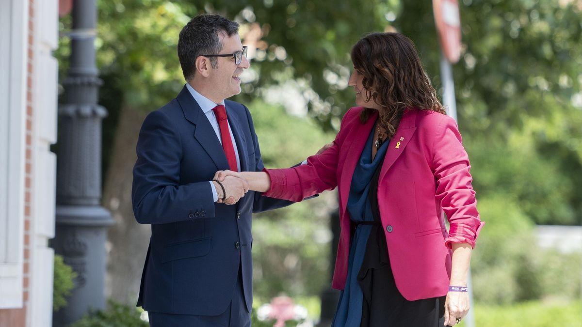 Félix Bolaños estrecha la mano de Laura Vilagrà