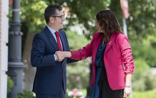 Félix Bolaños estrecha la mano de Laura Vilagrà