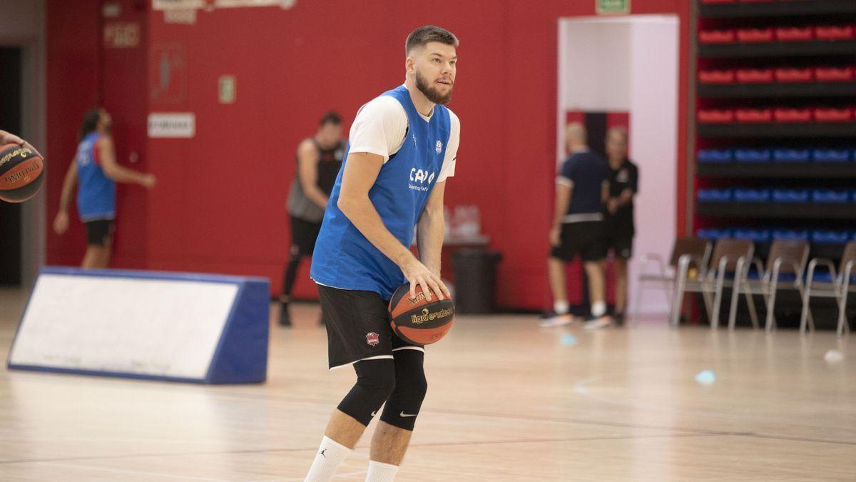 Giedraitis, durante la sesi&oacute;n de entrenamiento de hoy en el Bakh