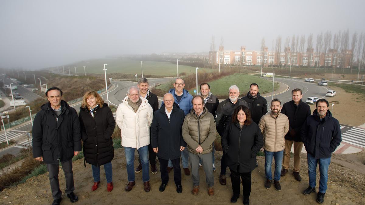 Pie de la foto: De izquierda a derecha, en la fila de abajo: Jesús Polo, director del Servicio de Nuevas Infraestructuras; Raquel Asiain, secretaria del Ayuntamiento del Valle de Aranguren; Juan José Echeverría, concejal de Urbanismo