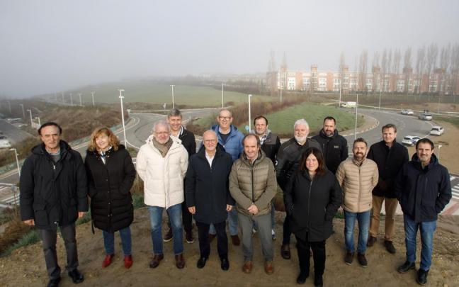 Pie de la foto: De izquierda a derecha, en la fila de abajo: Jesús Polo, director del Servicio de Nuevas Infraestructuras; Raquel Asiain, secretaria del Ayuntamiento del Valle de Aranguren; Juan José Echeverría, concejal de Urbanismo