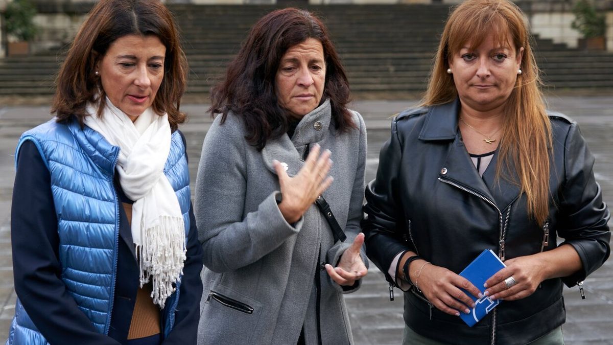 La secretaria general del PP vasco, Laura Garrido, y la secretaria general del partido en Álava, Ana Salazar, junto a Montse, en el medio, durante la rueda de prensa