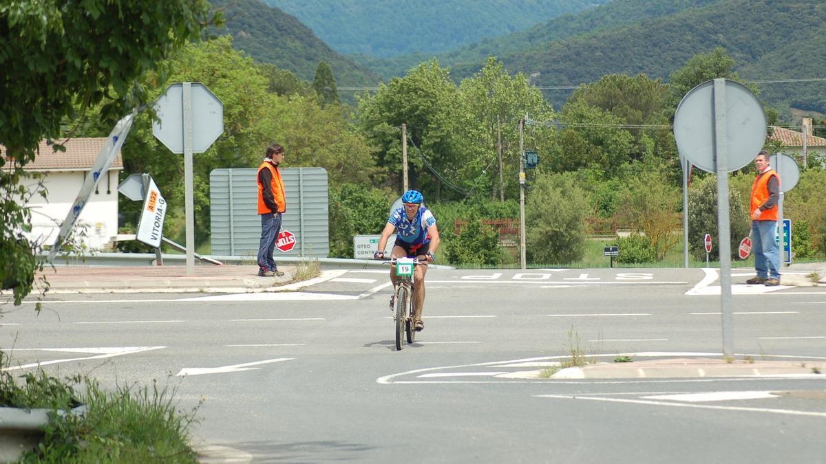 Ciclista en el cruce de la carretera de Santa Cruz de Campezo en una imagen de archivo.