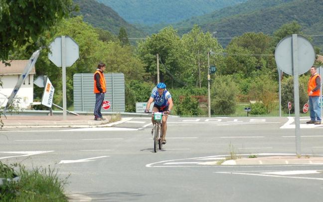 Ciclista en el cruce de la carretera de Santa Cruz de Campezo en una imagen de archivo. Ciclista en el cruce de la carretera de Santa Cruz de Campezo en una imagen de archivo.