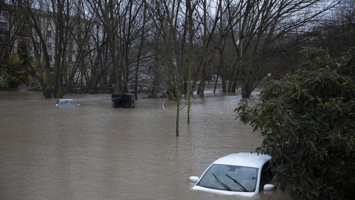 Coches sumergidos tras la inundación.