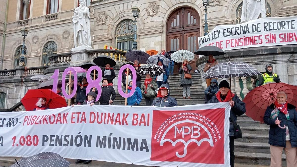 Concentración del colectivo de pensionistas a las puertas del Ayuntamiento de Bilbao