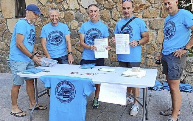 Voluntarios muestran documentos cerca del recinto.