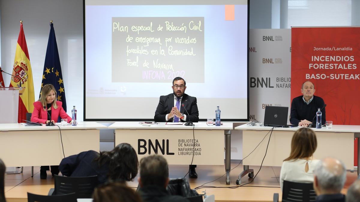 El vicepresidente Remírez junto a Amparo López y José Javier Boulandier, durante la presentación.