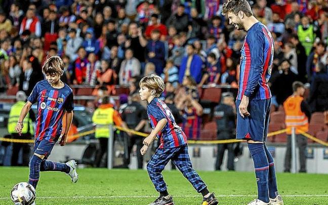 Piqu&eacute;, jugando con sus dos hijos en el c&eacute;sped del Camp Nou tras su despedida.