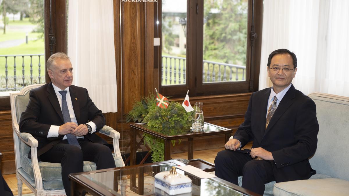 El lehendakari, Iñigo Urkullu, con el nuevo embajador de Japón, Takahiro Nakamae