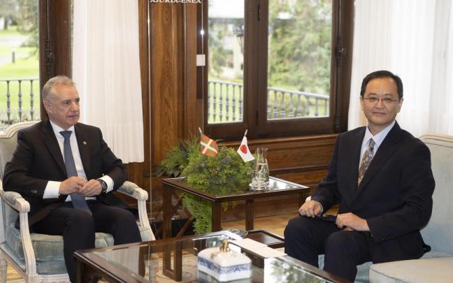 El lehendakari, Iñigo Urkullu, con el nuevo embajador de Japón, Takahiro Nakamae