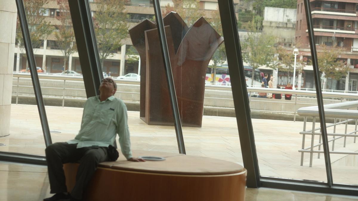 Una de las obras de Chillida instaladas en la terraza del Guggenheim.