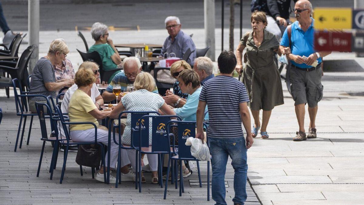 Personas sentadas en la terraza de un bar en Vitoria durante una ola de calor.