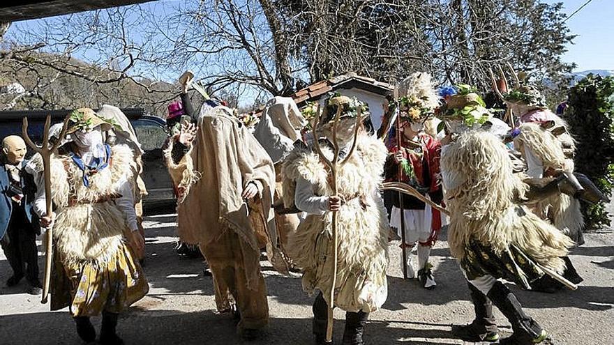 Los personajes de la Koko Dantza durante su ruta. | FOTO: EIBARKO UDALA