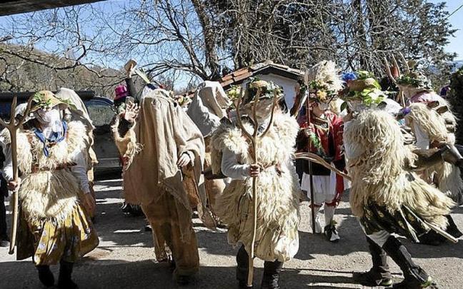 Los personajes de la Koko Dantza durante su ruta. | FOTO: EIBARKO UDALA