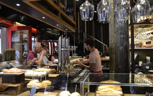 La hostelería es una de las actividades económicas que más contrata en verano.