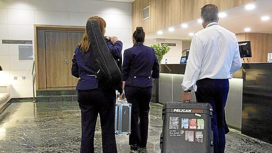 Varios turistas se disponen a hacer el ‘check in’ en un céntrico hotel de Gasteiz.